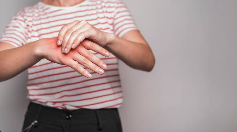 Unable to Hold or Grip Things: Know Why & its Risk Factors