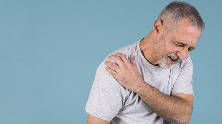 Living with Shoulder Pain: When Should You See a Specialist?