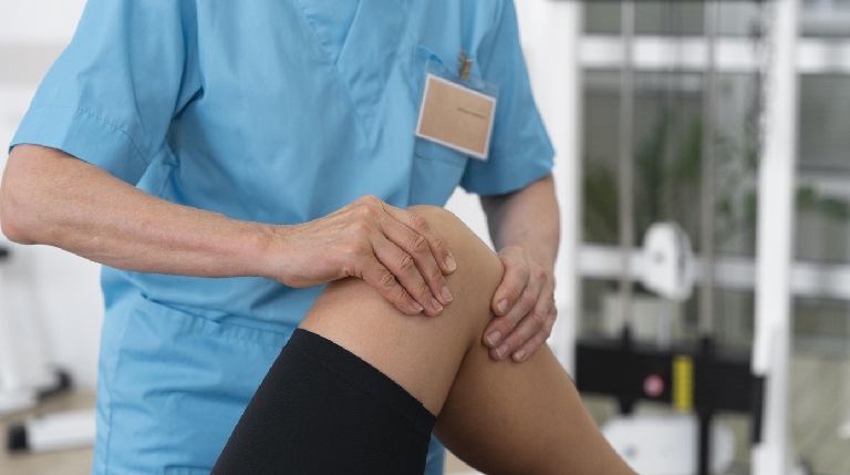 Why is Physiotherapy Important After a Total Knee Replacement? Can You Avoid It?