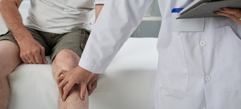 6 signs that you may require a total knee replacement surgery